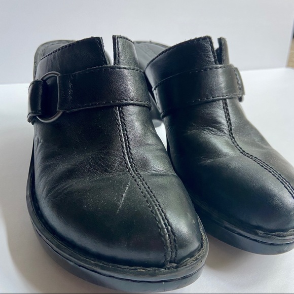 BORN BLACK HEELED LEATHER CLOGS W/ STRAP SIZE 7 - Picture 8 of 14